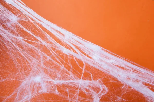 Turuncu bir arka plan ile Halloween ürpertici örümcek ağı örümcekler Web — Stok fotoğraf