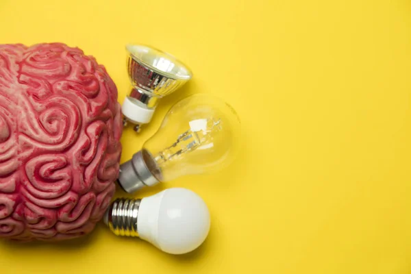 Gute Idee. Gehirn mit Glühbirne. Inspiration, Innovation, Lösung — Stockfoto