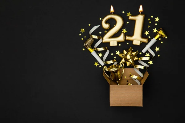Número 21 vela celebração de ouro e fundo caixa de presente — Fotografia de Stock