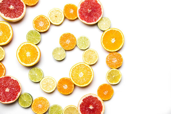 Цитрусовый фон. ломтики грейпфрута, апельсина, лимона и
