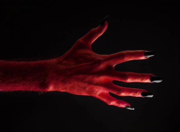 Red Devil Creepy Halloween hand på en svart bakgrund — Stockfoto