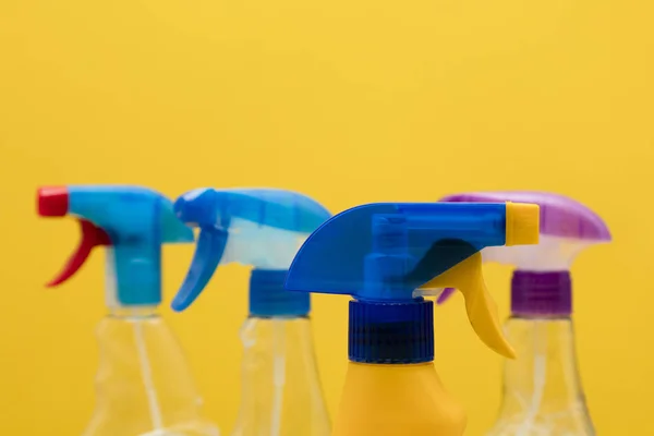 Очищення розпилювальних пляшок на яскраво-жовтому фоні — стокове фото