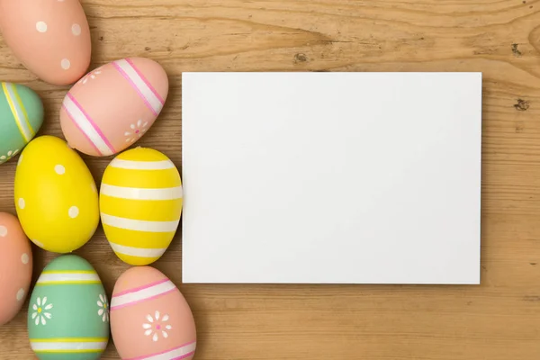 Wielkanoc tło wakacje. Udekorowane pisanki w pastelowych kolorach — Zdjęcie stockowe