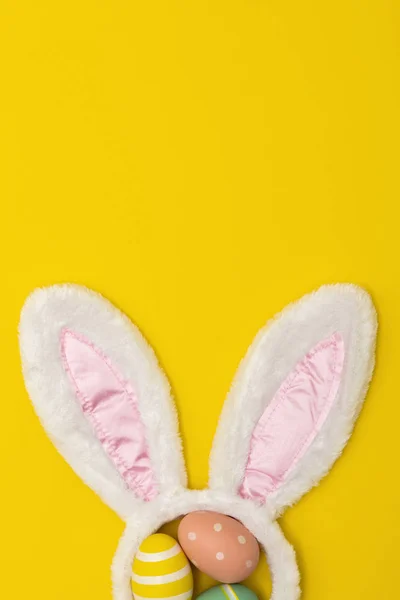 复活节假期背景与兔子耳朵和复活节彩蛋 — 图库照片