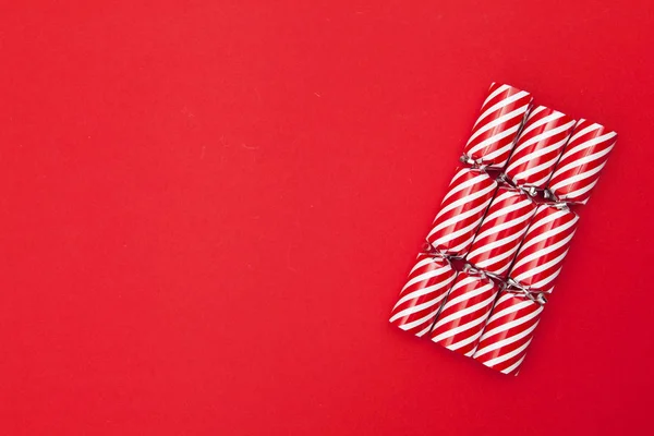 Vánoční sušenky na červeném pozadí — Stock fotografie