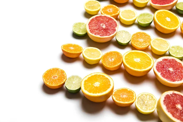 Narenciye arka plan. Greyfurt, portakal, limon dilimleri ve — Stok fotoğraf