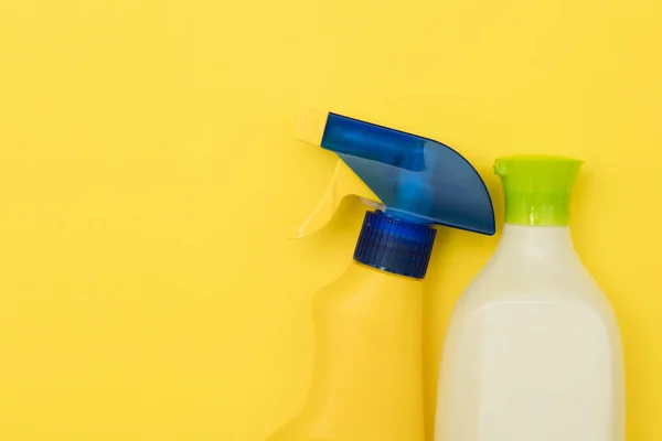 Rengöring sprayflaska produkter på en ljusgul bakgrund — Stockfoto