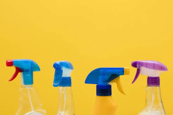 Limpieza de productos de botella en aerosol sobre un fondo amarillo brillante — Foto de Stock