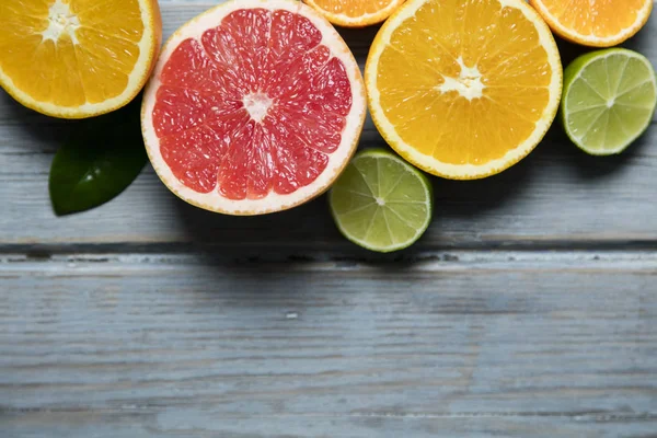 Rustik ahşap narenciye fuits, greyfurt, limon, kireç, turuncu — Stok fotoğraf