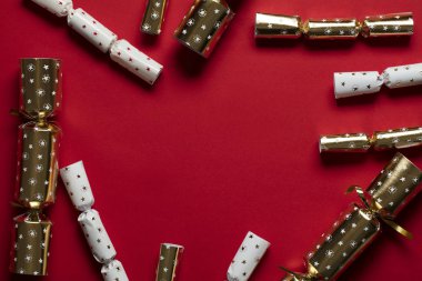 Parlak kırmızı arka planda şenlikli Noel kraker