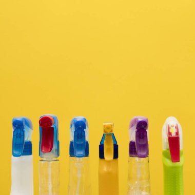 Parlak sarı arka planda sprey şişesi ürünlerini Temizleme