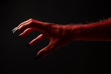 Siyah bir arka planda kırmızı şeytan ürpertici Halloween el