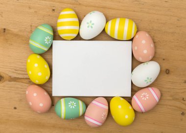 Paskalya tatili arka plan. Pastel renklerle süslenmiş Paskalya yumurtası