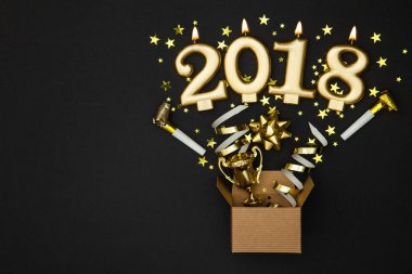 Yeni yıl 2018 kutlama mum ve hediye kutusu arka plan