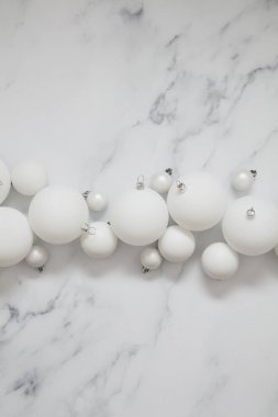 Noel kompozisyon. bir hissed beyaz şenlikli top süslemeleri