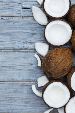 Rustik ahşap arka planda Hindistan cevizi.