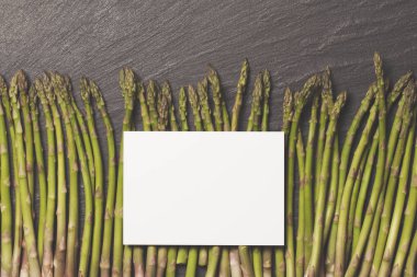 Boş beyaz bir rustik arduvaz arka planda taze kuşkonmazı 