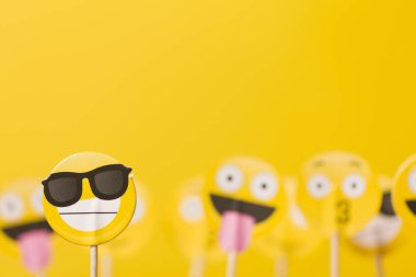 Sarı arka planda emoji Smiley sosyal medya karakterleri