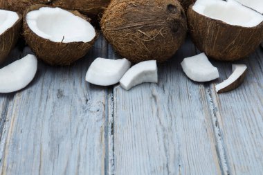 Rustik ahşap arka planda Hindistan cevizi.