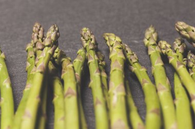 Rustik arduvaz arka planda taze kuşkonmazı