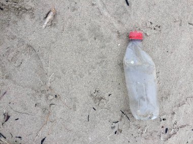 Kum plajında plastik şişe atık
