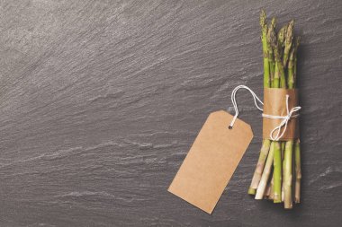 Taze Kuşkonmazın bir demet bir rustik arduvaz arka plan zekâ bağlı