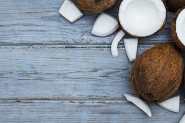 Rustik ahşap arka planda Hindistan cevizi.