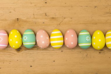 Ahşap arka planda boyanmış Paskalya yumurtaları