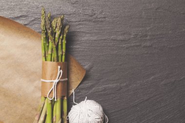 Kuşkonus rustik bir arka planda bir demet bağlı