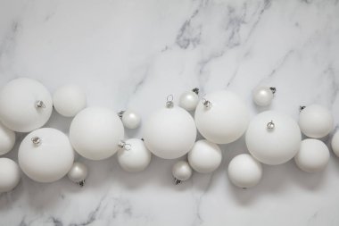 Noel kompozisyon. bir hissed beyaz şenlikli top süslemeleri