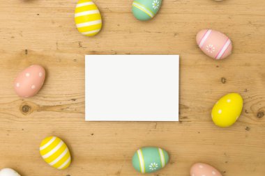 Paskalya tatili arka plan. Pastel renklerle süslenmiş Paskalya yumurtası