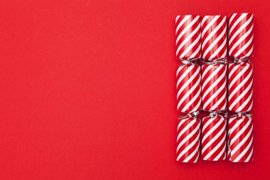 Kırmızı arka planda Noel kraker