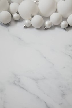 Noel kompozisyon. bir hissed beyaz şenlikli top süslemeleri