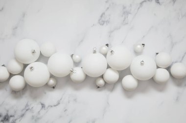 Noel kompozisyon. bir hissed beyaz şenlikli top süslemeleri