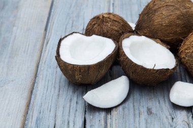 Rustik ahşap arka planda Hindistan cevizi.