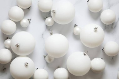 Noel kompozisyon. bir hissed beyaz şenlikli top süslemeleri