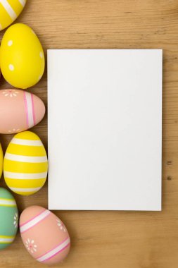 Paskalya tatili arka plan. Pastel renklerle süslenmiş Paskalya yumurtası