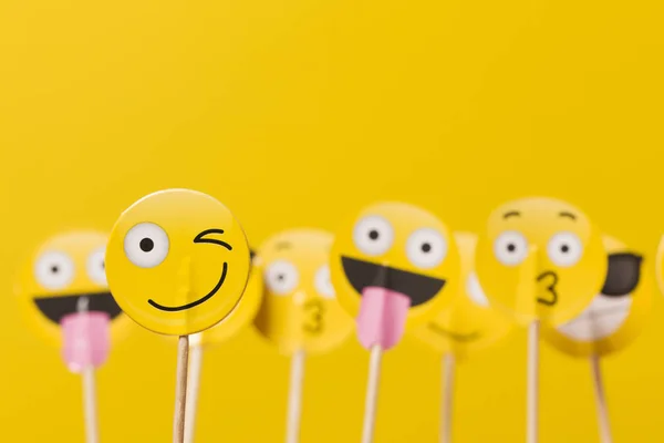 Emoji χαμογελαστά χαρακτήρες κοινωνικών μέσων σε κίτρινο φόντο — Φωτογραφία Αρχείου