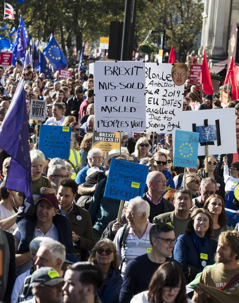 LONDRES, Reino Unido - 20 DE OUTUBRO DE 2018: Centenas de milhares de pessoas — Fotografia de Stock