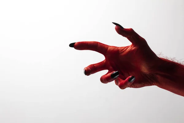 Halloween rote Teufelsmonster Hand mit schwarzen Fingernägeln gegen — Stockfoto