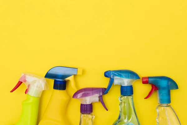 Limpieza de productos de botella en aerosol sobre un fondo amarillo brillante — Foto de Stock