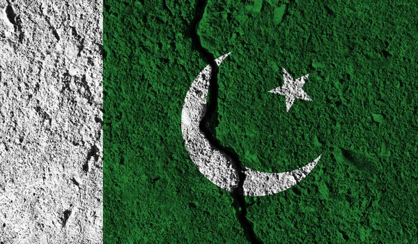 真ん中を通る亀裂を持つパキスタンの旗。国分割コン — ストック写真