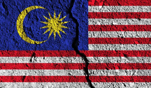 真ん中を通って亀裂を持つマレーシアの旗。国分割コン — ストック写真