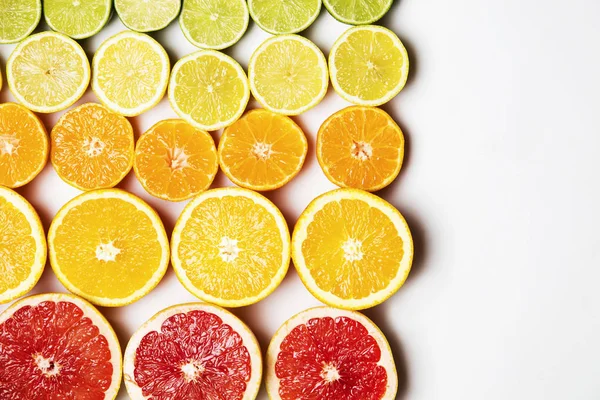 Narenciye arka plan. Greyfurt, portakal, limon dilimleri ve — Stok fotoğraf