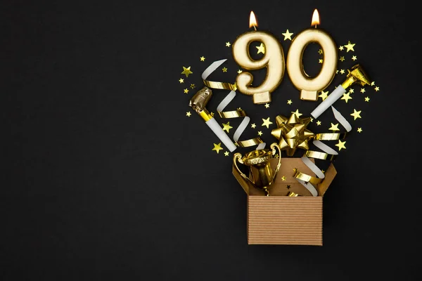 Nummer 90 gouden viering kaars en geschenk doos achtergrond — Stockfoto