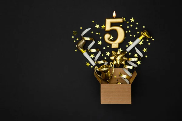 Número 5 vela de celebración de oro y fondo caja de regalo — Foto de Stock