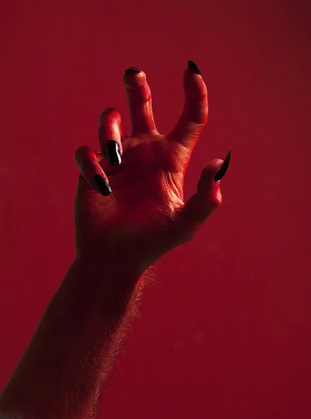 Halloween mão monstro diabo vermelho com unhas pretas contra — Fotografia de Stock