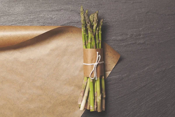 Kuşkonus rustik bir arka planda bir demet bağlı