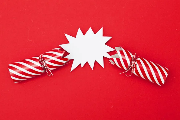 Vypráskané vánoční sušenky na červeném pozadí — Stock fotografie
