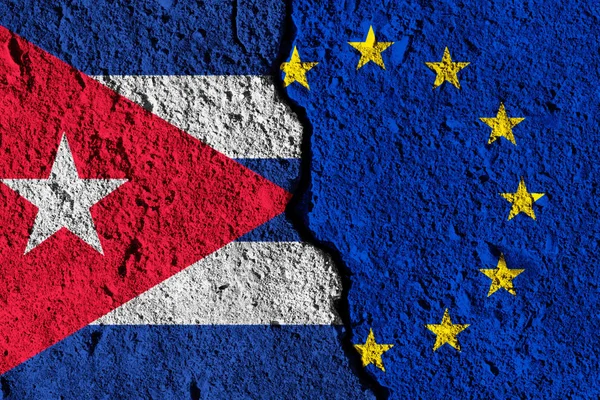 Crack entre l'Union européenne et les drapeaux cubains. relations politiques — Photo